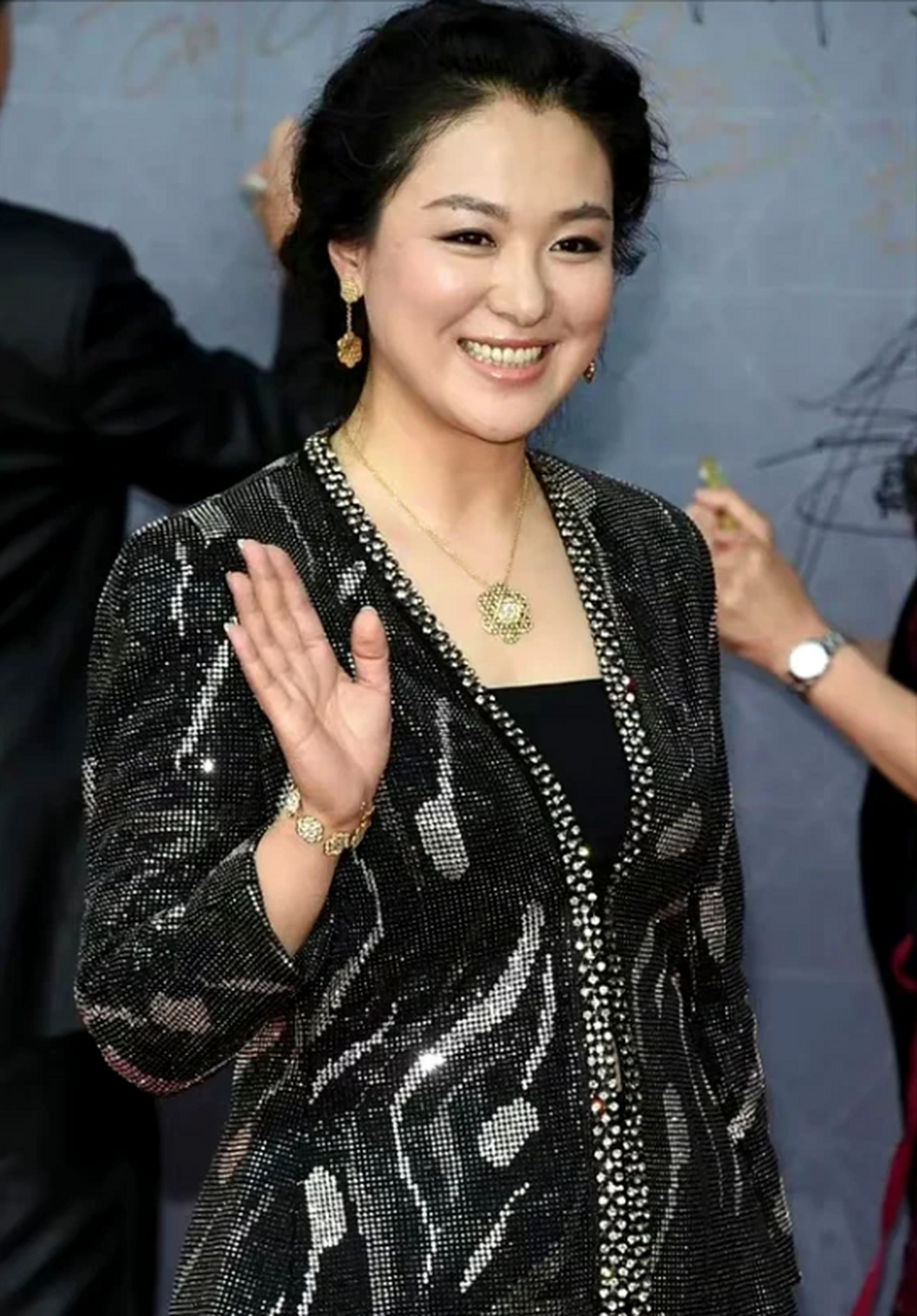 2008年《潜伏》开拍,沈傲君和孙红雷拍完吻戏后,她悄悄地对导演说:我