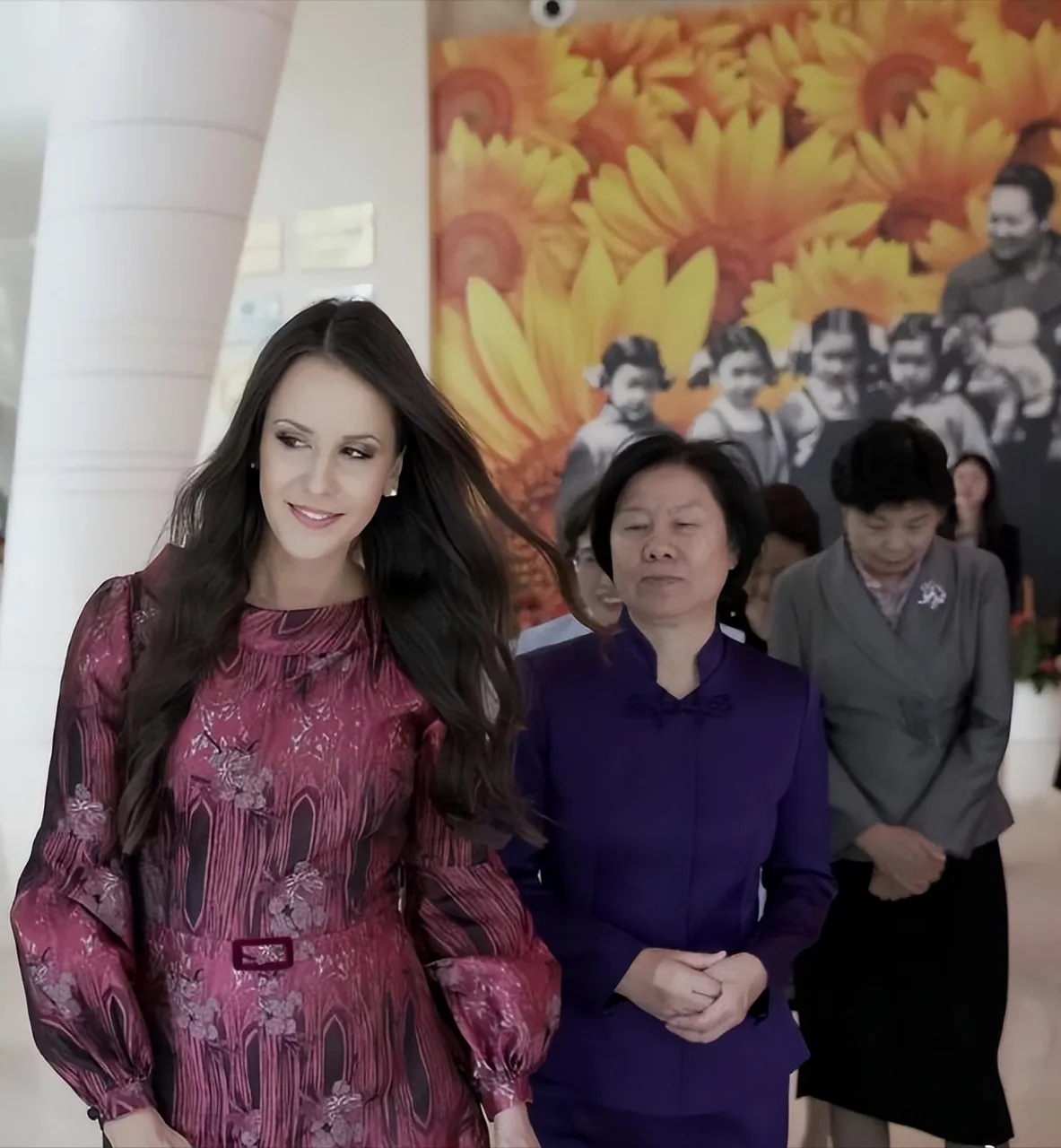 塞尔维亚夫人塔玛拉参观妇女儿童馆,惊艳众人!