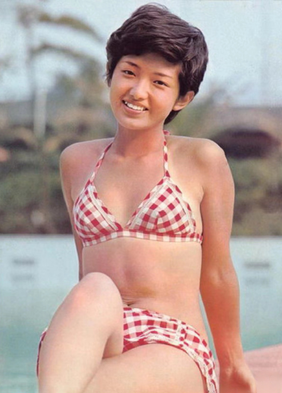 山口百惠和三浦友和的泳装秀,最后一张最甜蜜.