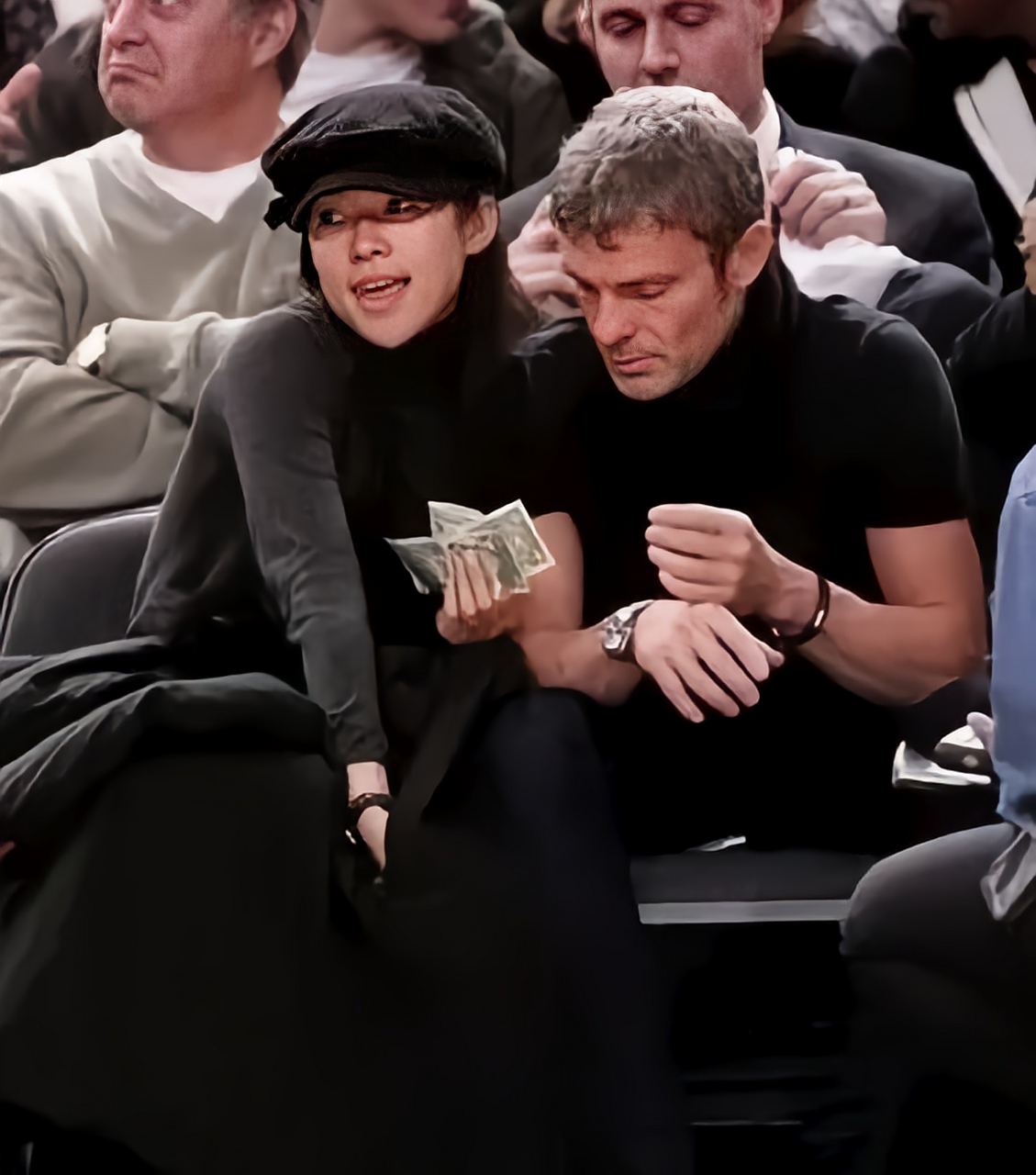 照片中二人很是亲密,章子怡靠在男友身边,小鸟依人,满脸幸福.