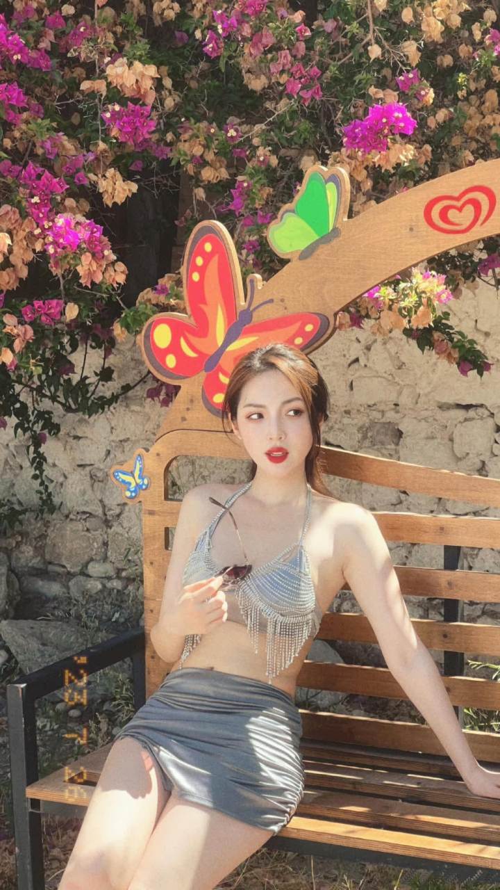 王钟瑶的旗袍泳装,如同夏日的花园,优美而迷人.