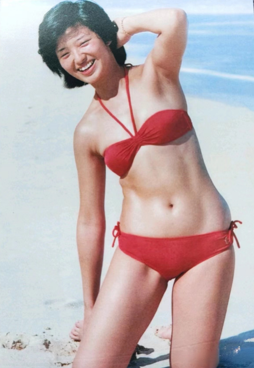 山口百惠和三浦友和的泳装秀,最后一张最甜蜜.