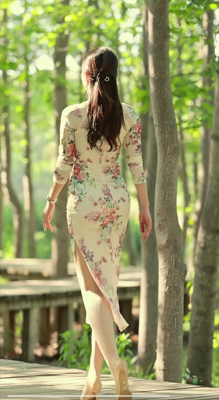 背影杀!画面中的美女1袭碎花旗袍,凸显风韵十足的好身材!