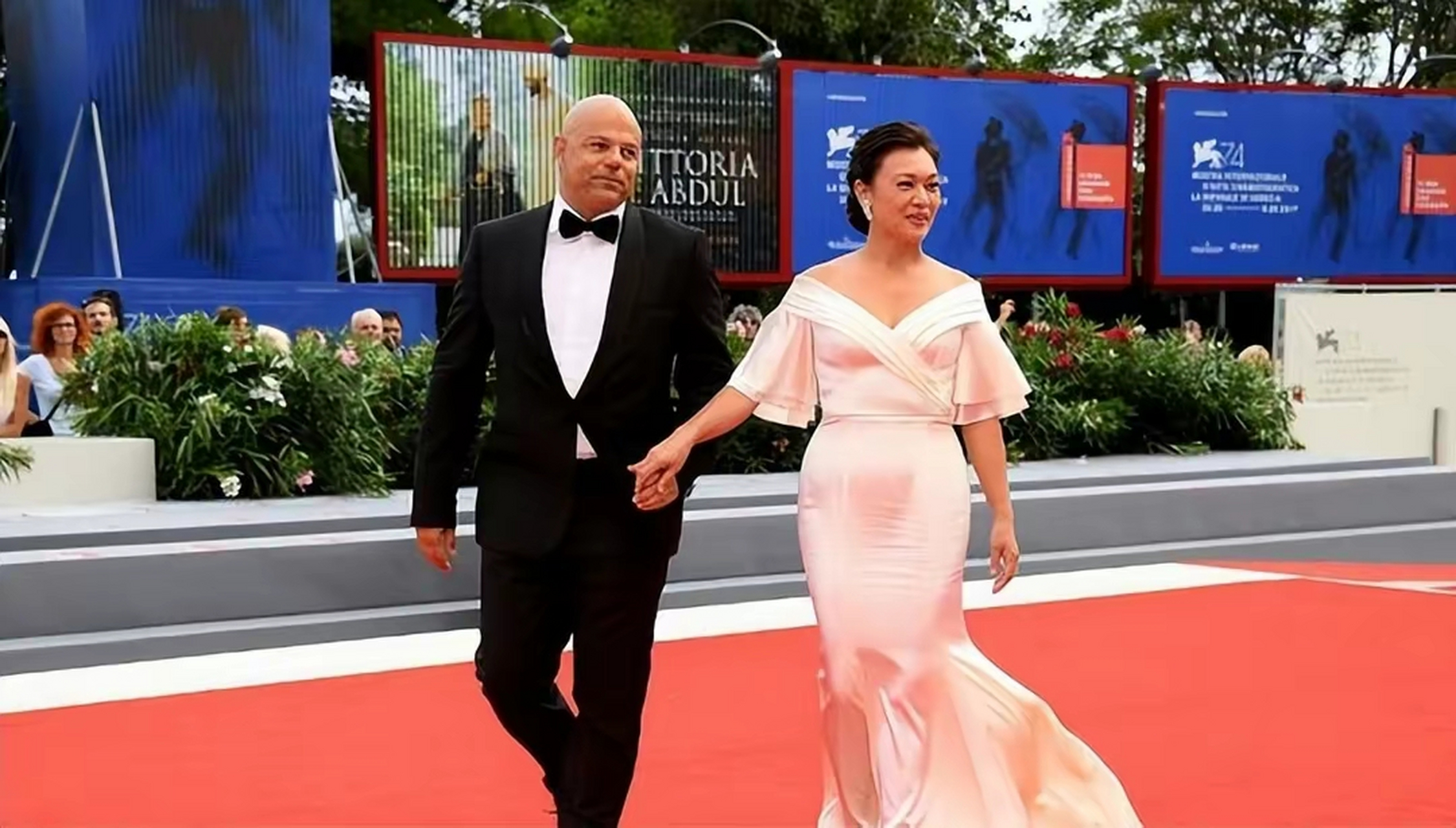 史可与他的瑞士老公克里斯,他是高级金融分析师,其父为亿万富翁.