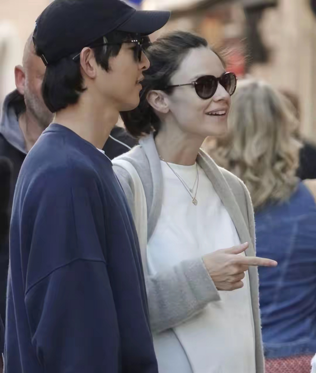 宋仲基老婆只比他大一岁,但看上去大很多,颜值和名气都远不如前妻