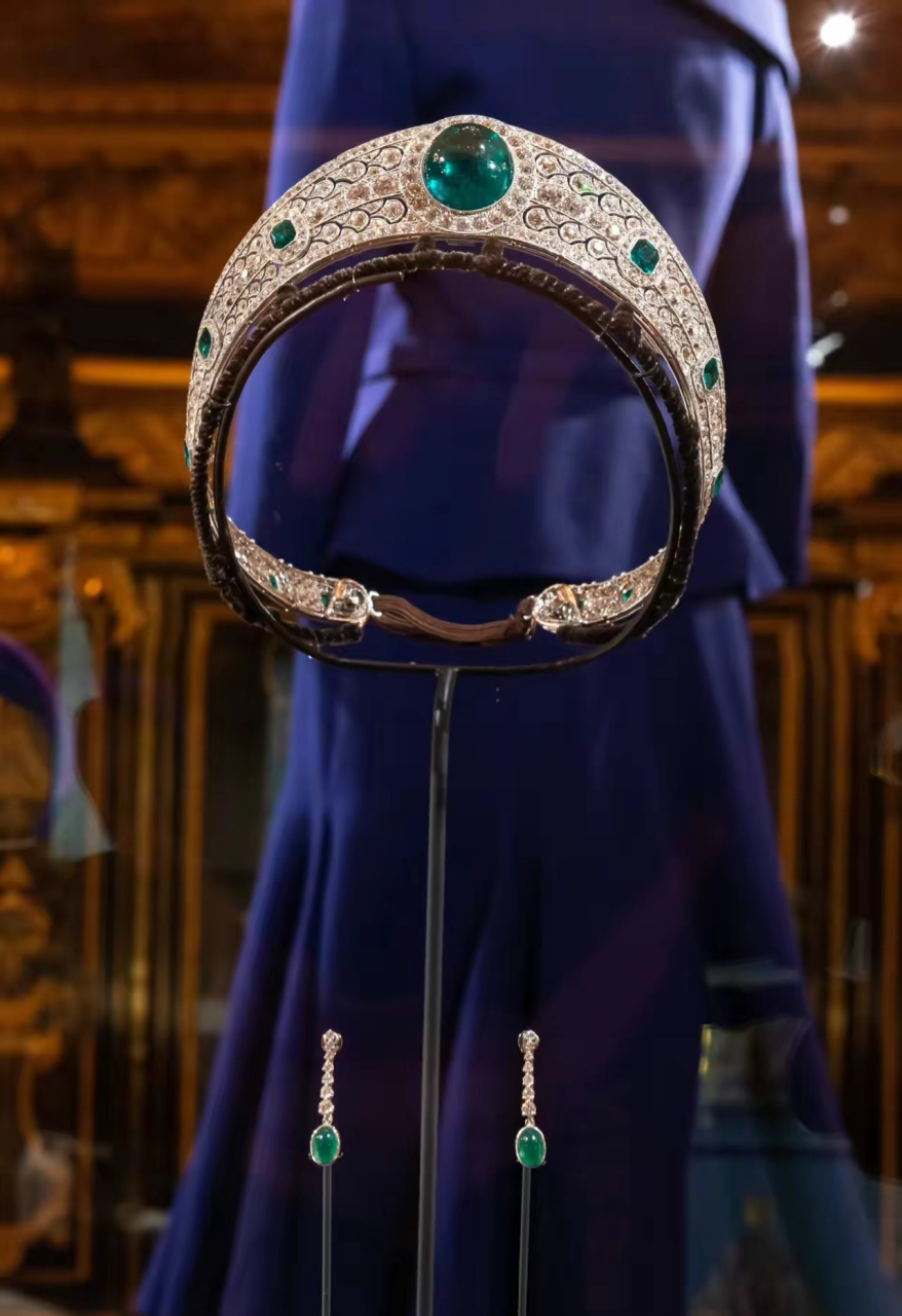 大孙女,梅根结婚想要的这个祖母绿王冠硬是不给,留给孙女尤金妮公主了