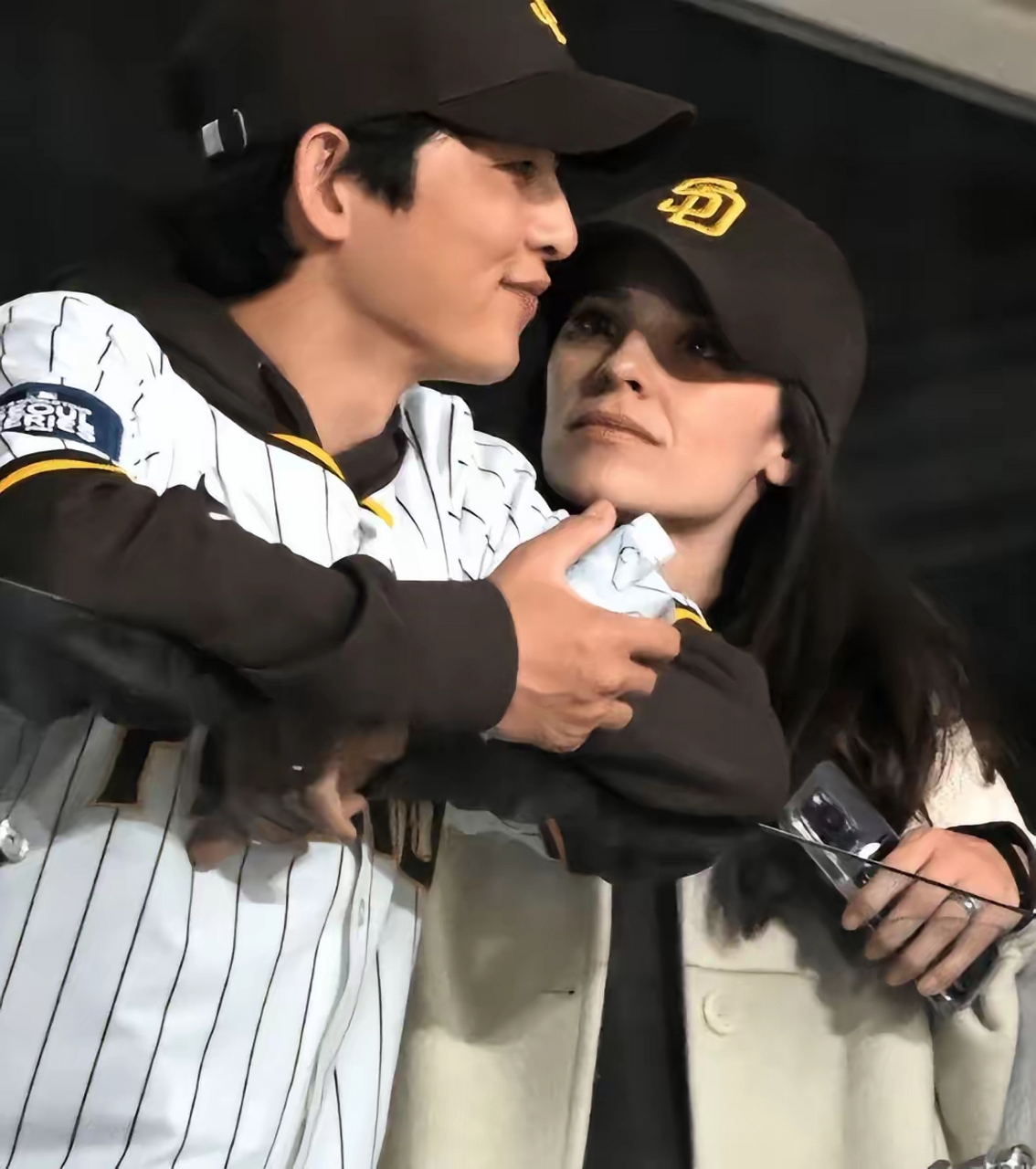 宋仲基老婆只比他大一岁,但看上去大很多,颜值和名气都远不如前妻