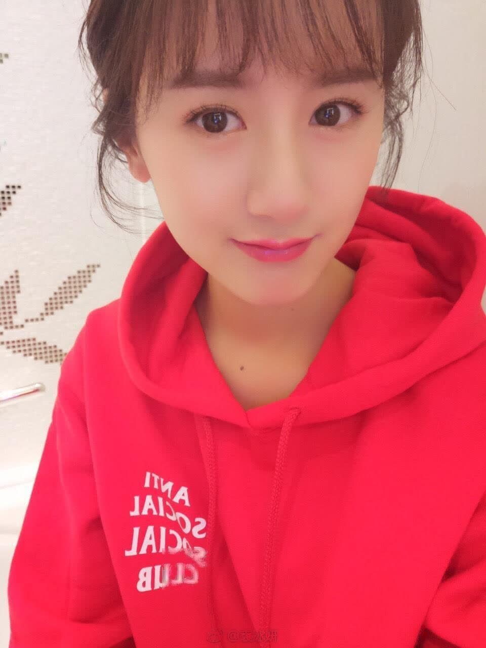 袁冰妍可爱红色大头像