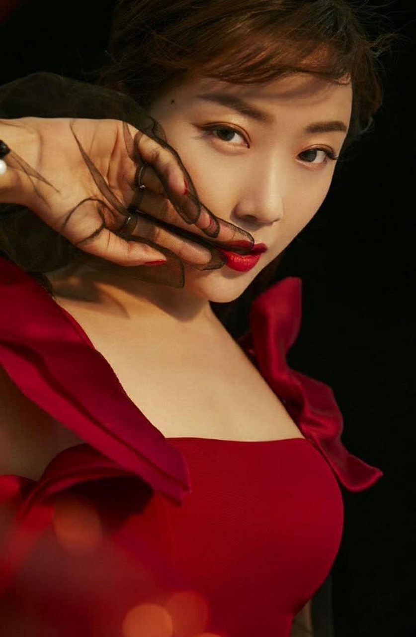 菅纫姿性感美艳,轻熟动人