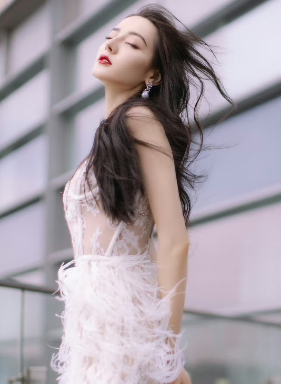 迪丽热巴,白色吊带抹胸裙,蕾丝羽毛设计感,红唇更性感!