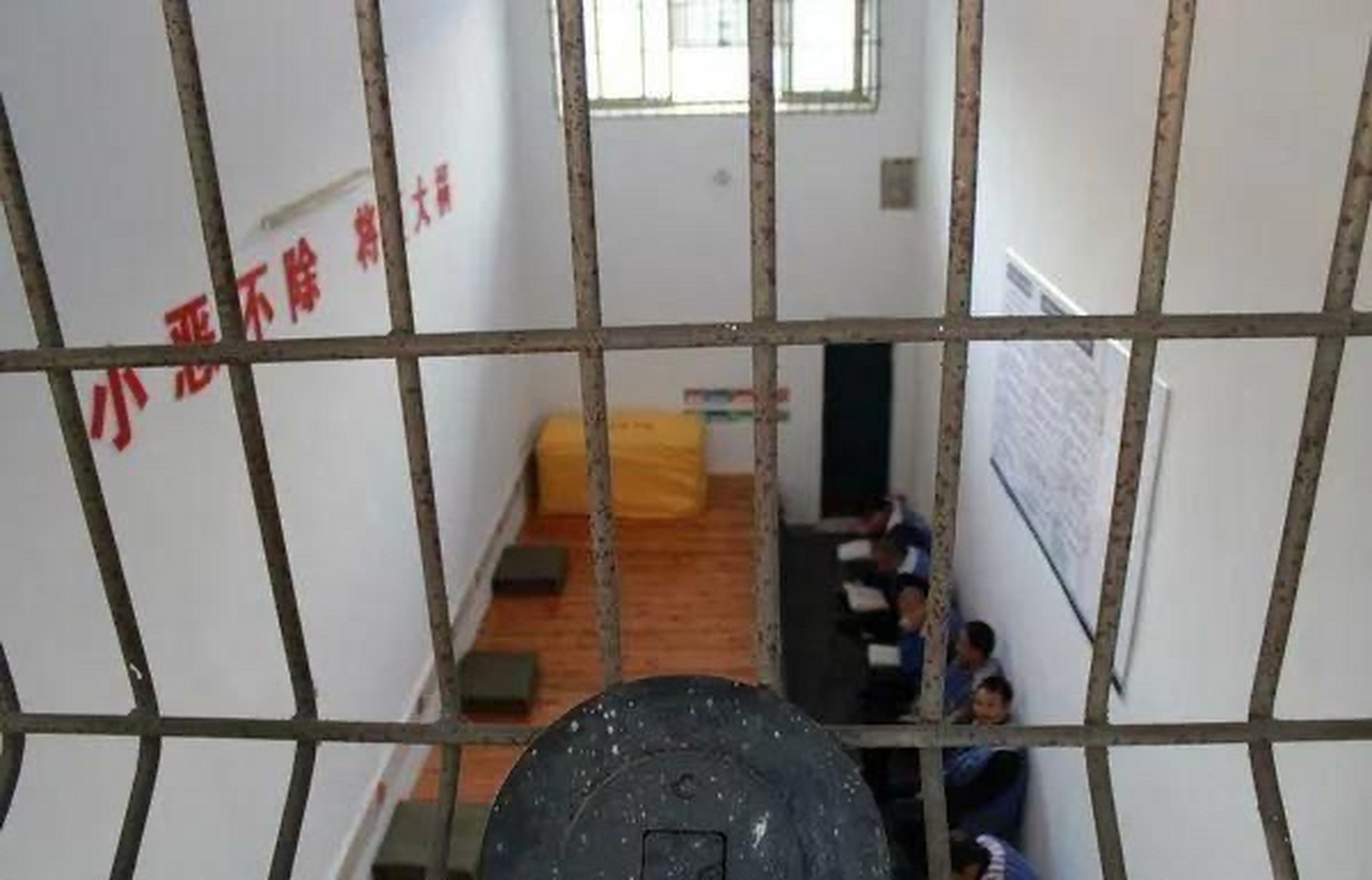 我进过两次看守所.  第一次的时候,很害怕.