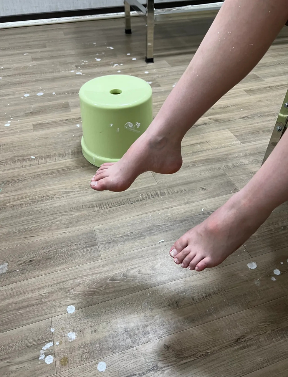 12岁女孩走路跛行,经常说脚疼,膝盖酸痛,腰背伸不直.