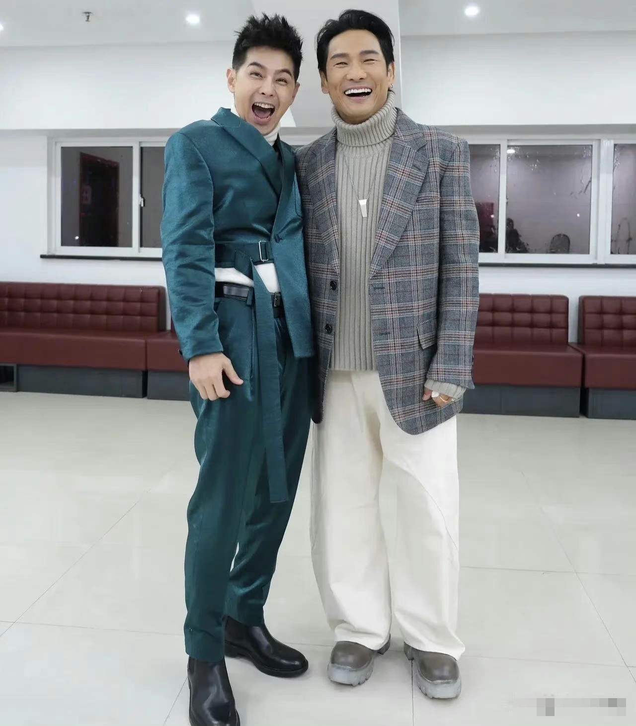 比有永远17岁之称的林志颖还要年轻大家可要知道杜德伟已经62岁了