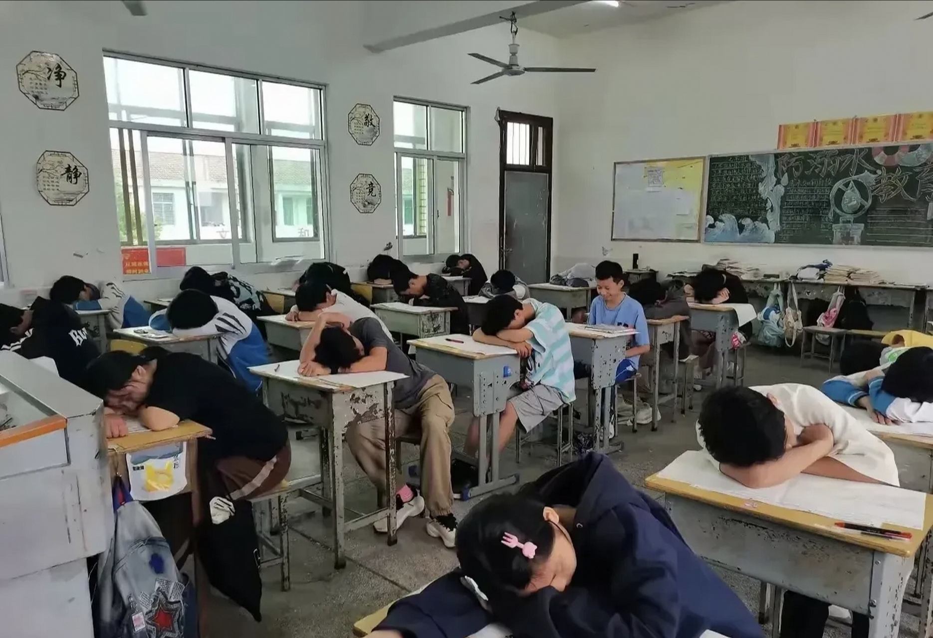 当下于农村中学授课,最为棘手的当属学生在课堂上大量睡觉这一现象.