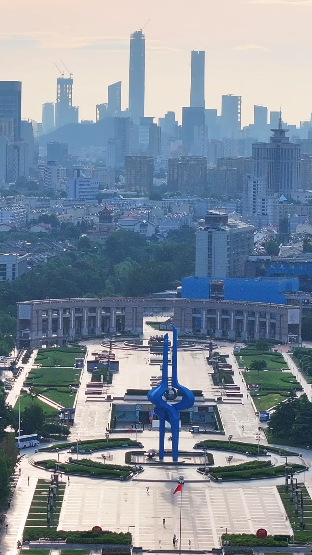 航拍济南泉城广场与远处的cbd,济南新老城区同时出现在画面中