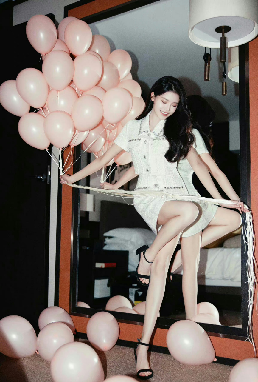 孙珍妮,白色短袖上衣搭配同色系短裙,黑色一字带高跟鞋超显大长腿