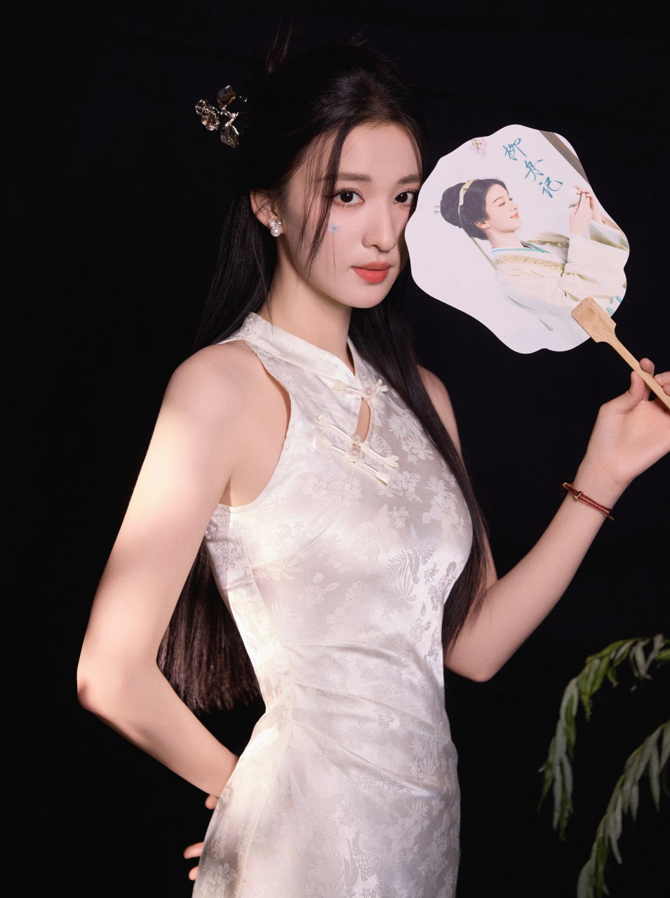 王楚然美照,这才是秀色掩今古,荷花羞玉颜!