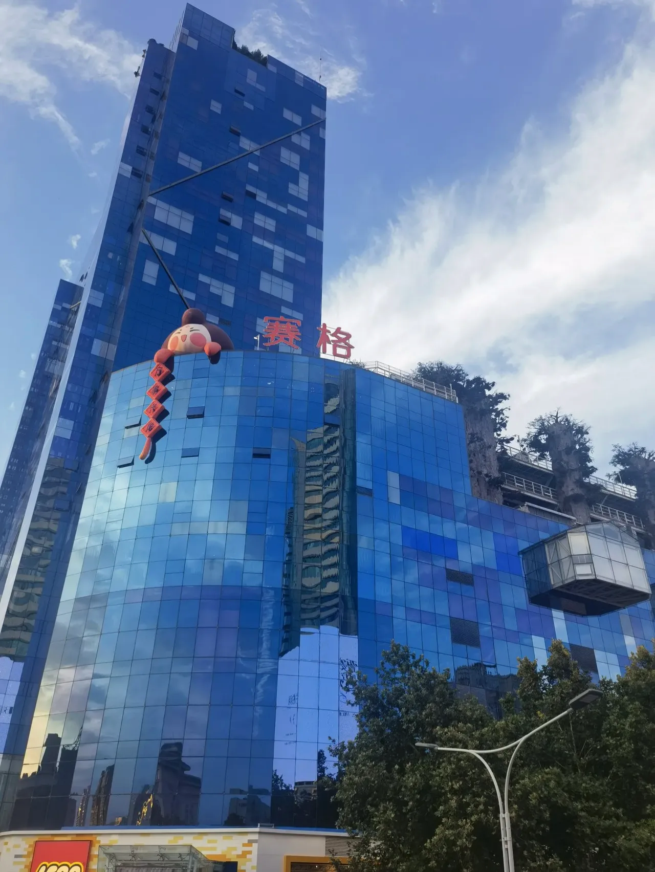 我公公婆婆为了省钱, 他们去西安坐的晚上的卧铺, 这就相当于省了一个