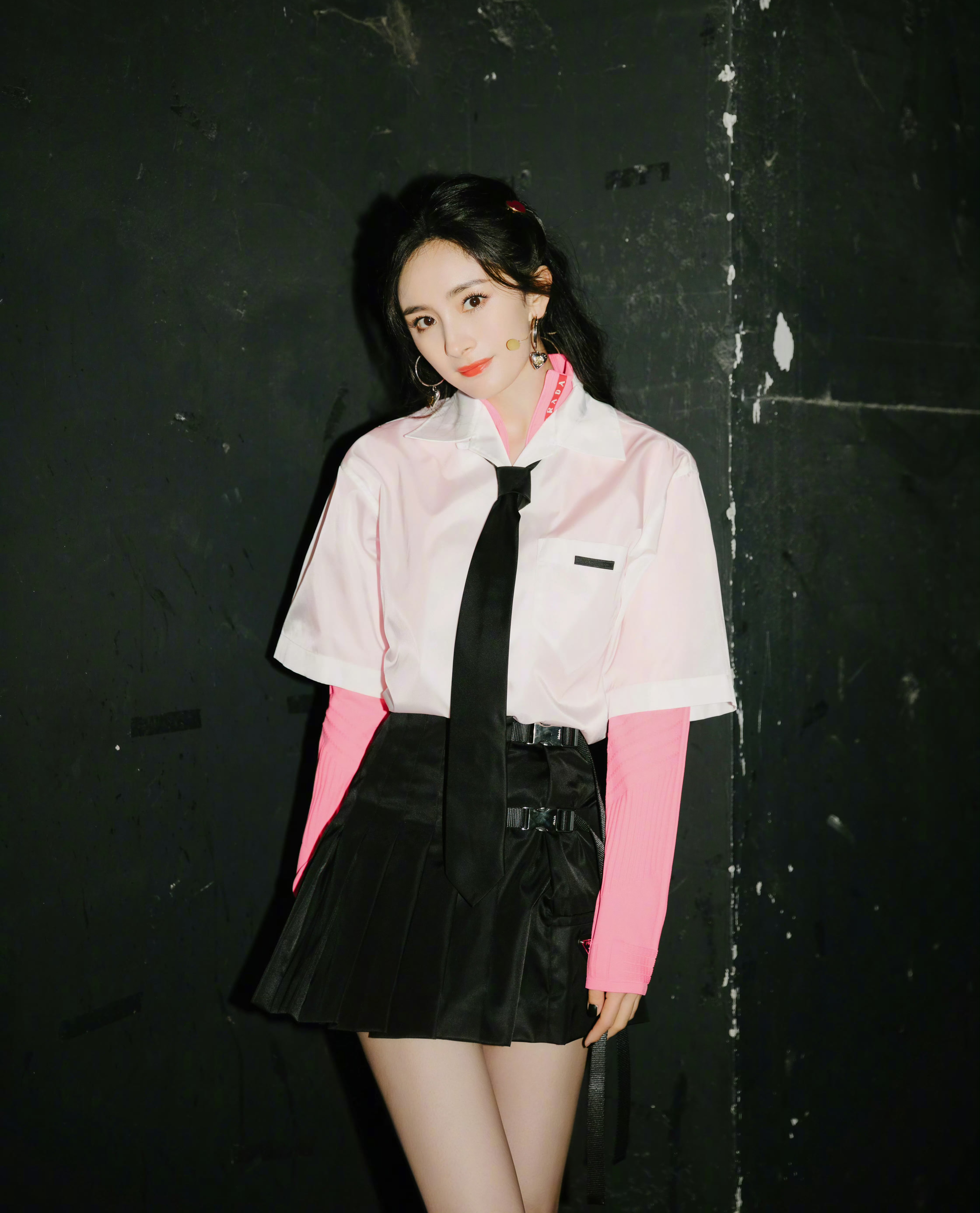 杨幂,白短袖黑短裙,小黑丝更显性感!