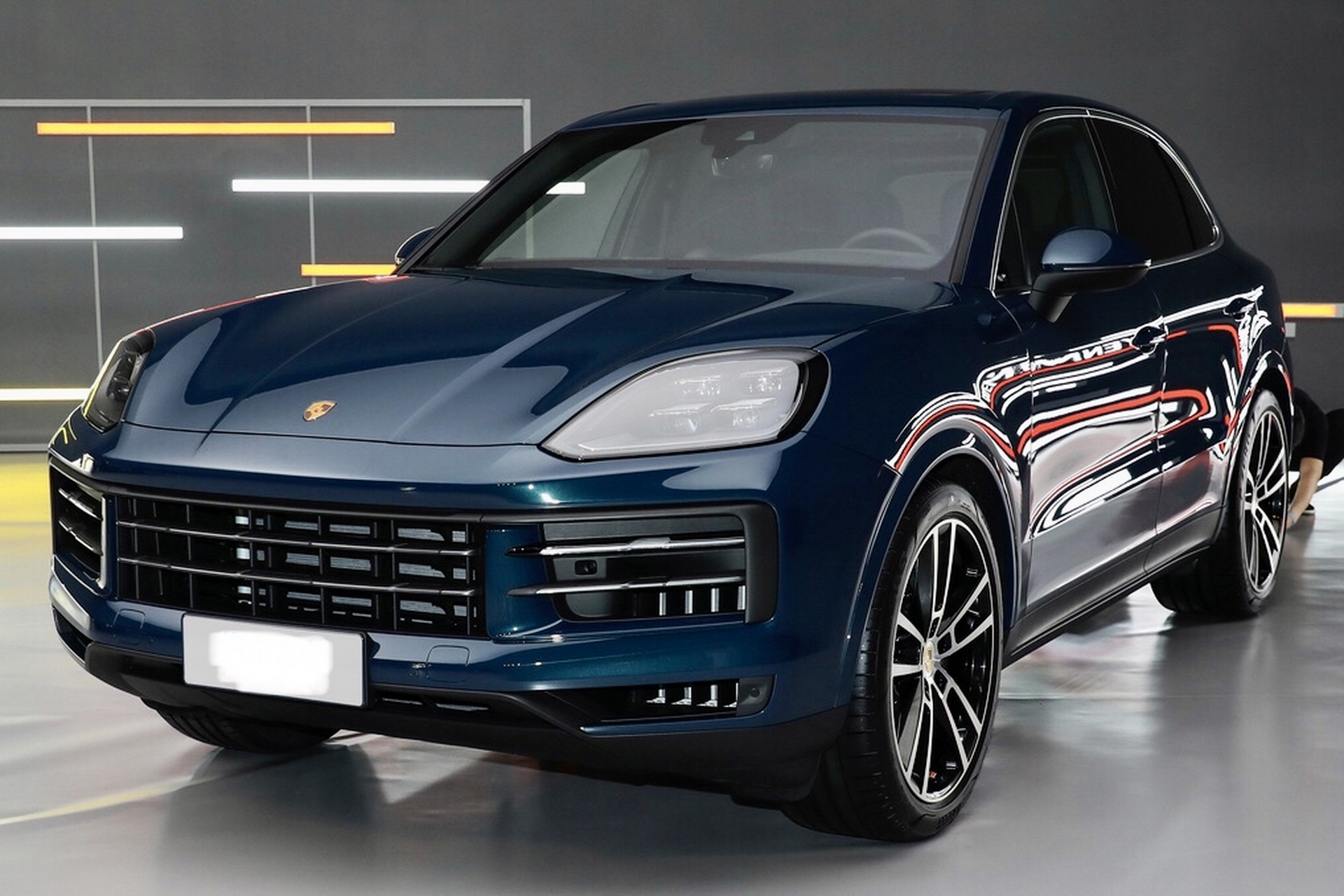 2025款保时捷卡宴,时尚潮流,豪华霸气,车身前脸进气隔栅别具一格,霸气