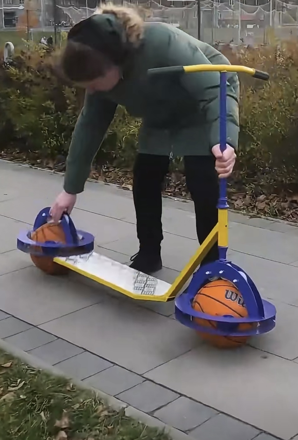 "篮球?"我们觉得挺新鲜的要她骑出来看看