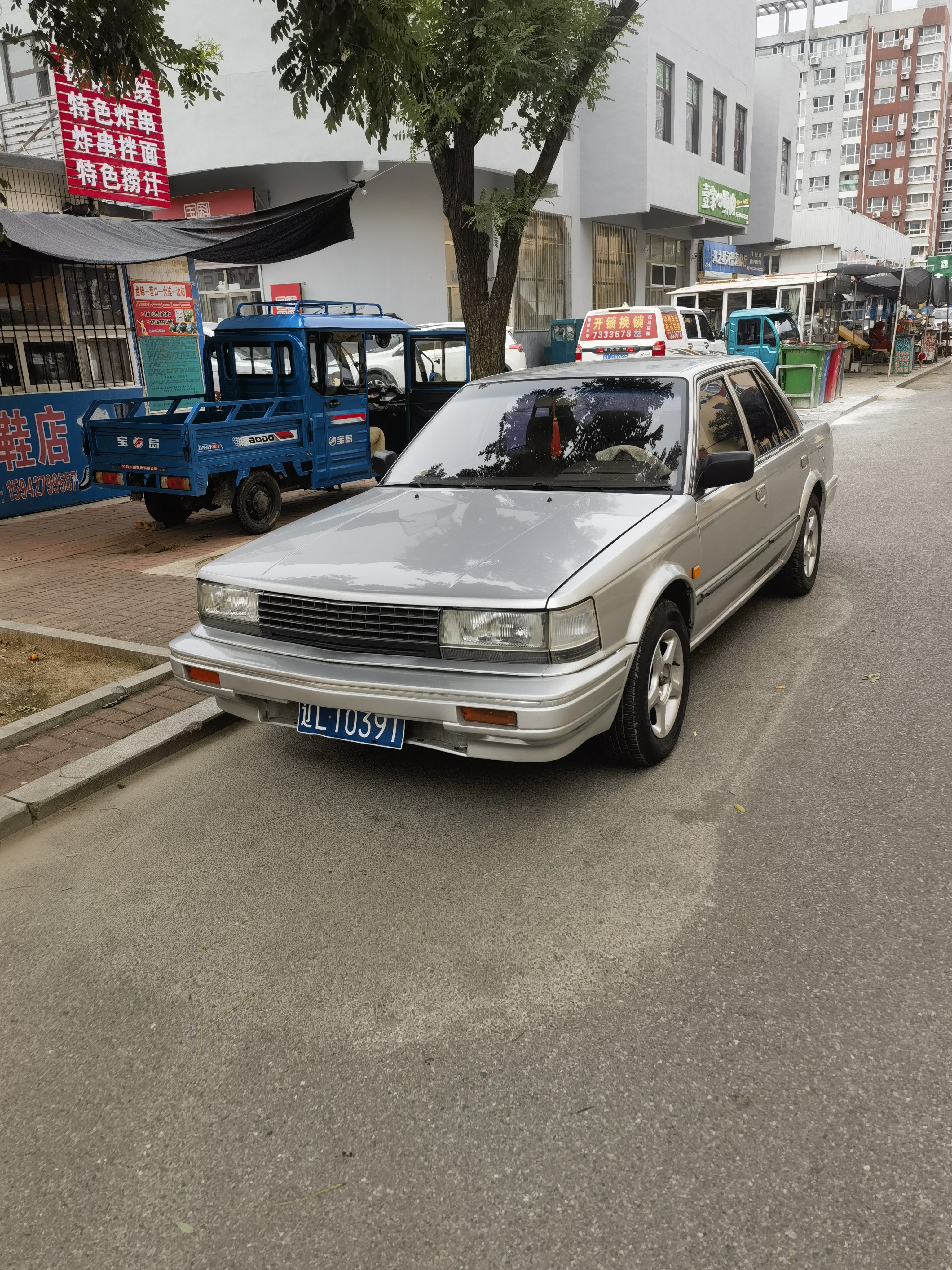 上世纪八十年代的产物,原装进口的尼桑蓝鸟,当年动辄大几十万,妥妥的