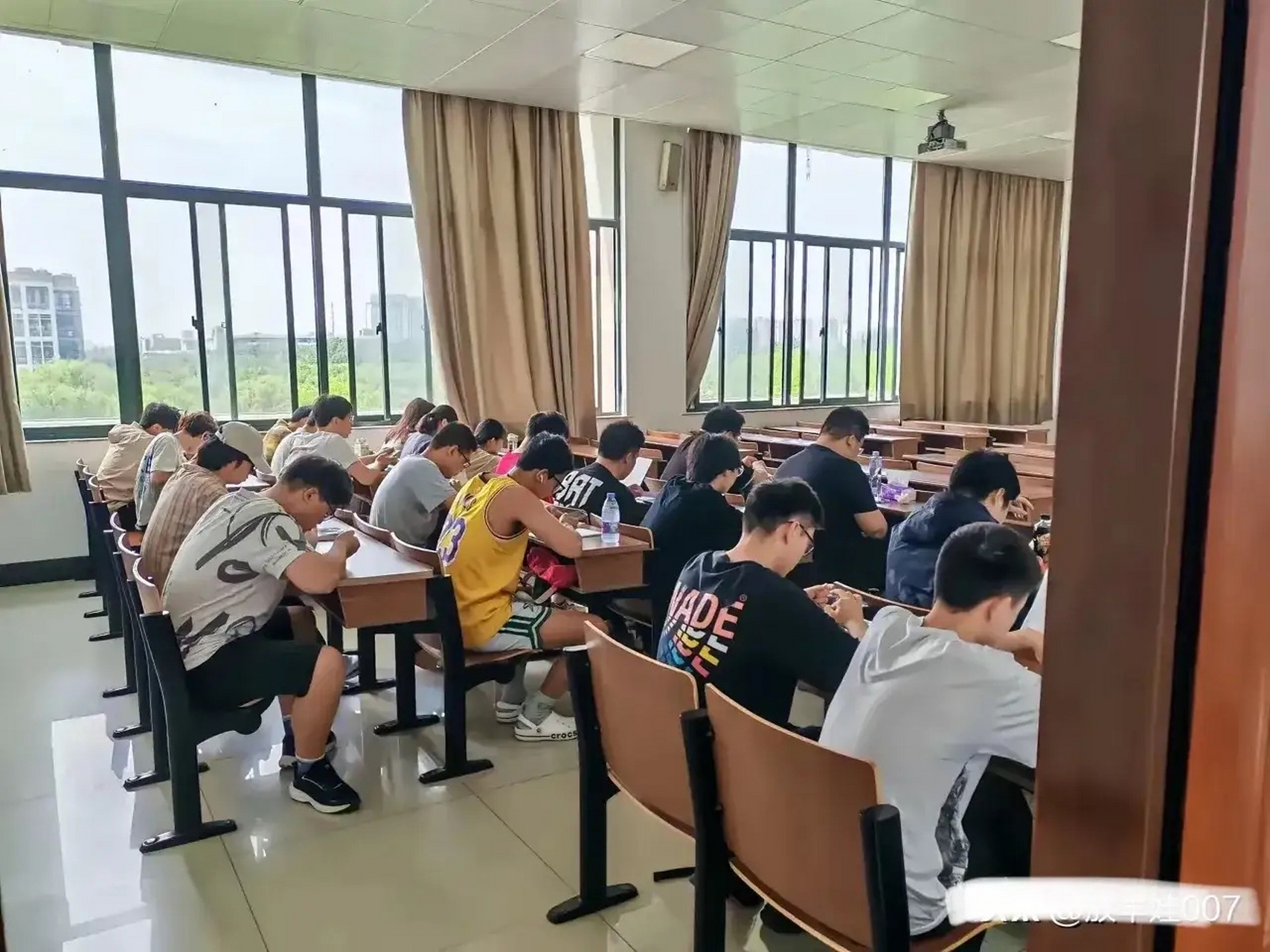 当代大学生上课现状图片