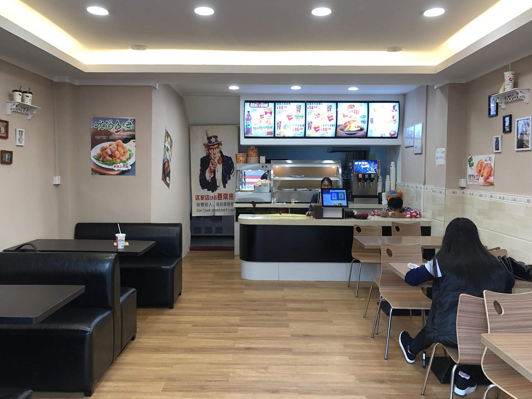 前刚毕业加盟了炸鸡汉堡店,杂七杂八费用十三万,又给公司十万装修费