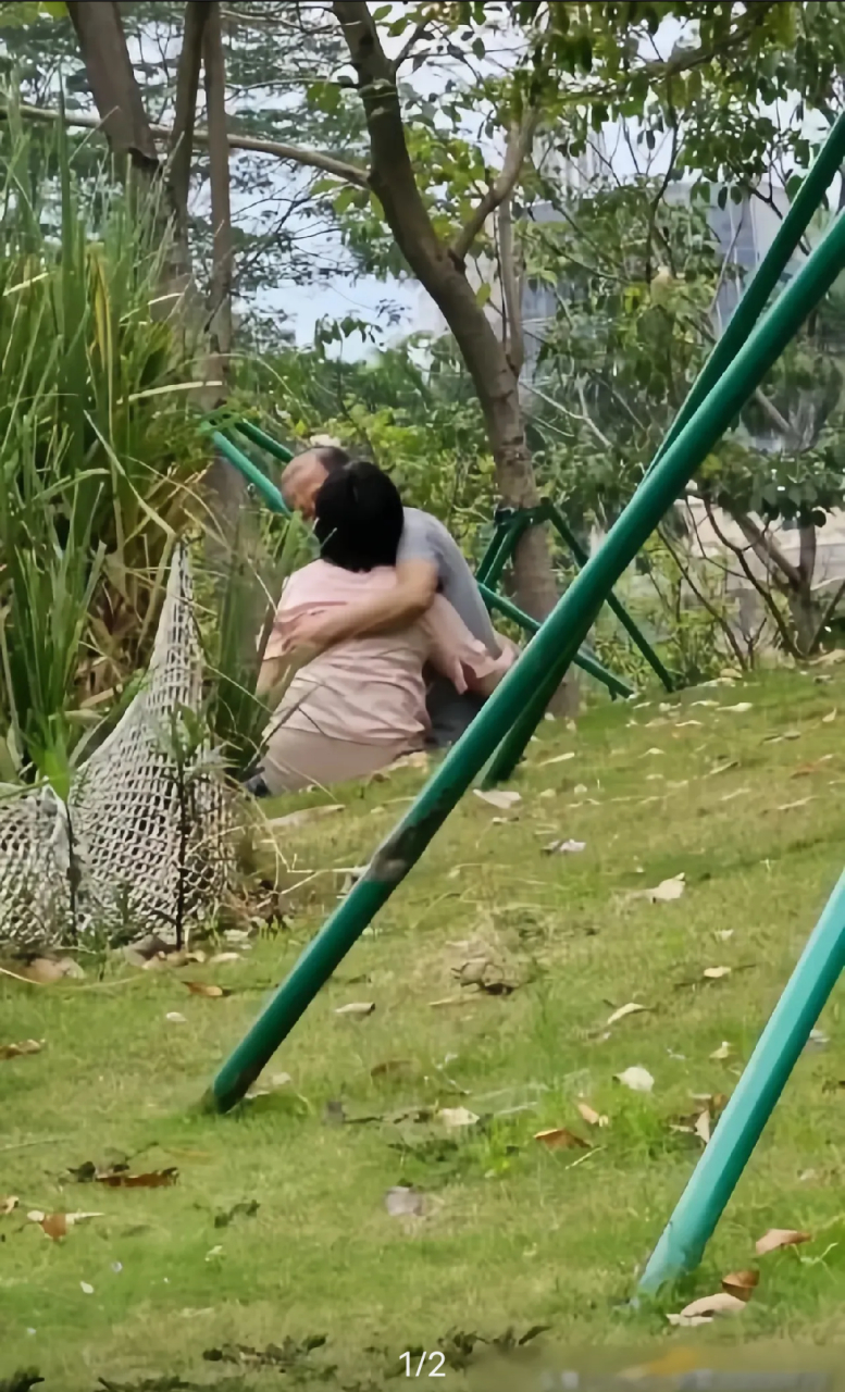 经过草地丛林里看到令人震惊的一幕,一对大爷大妈正在亲吻,随着动作