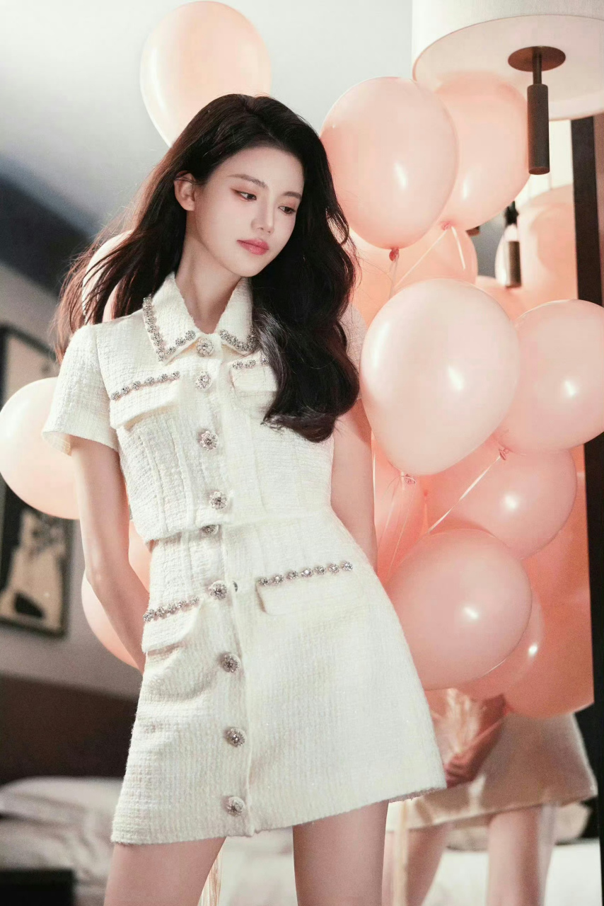 孙珍妮,白色短袖上衣搭配同色系短裙,黑色一字带高跟鞋超显大长腿