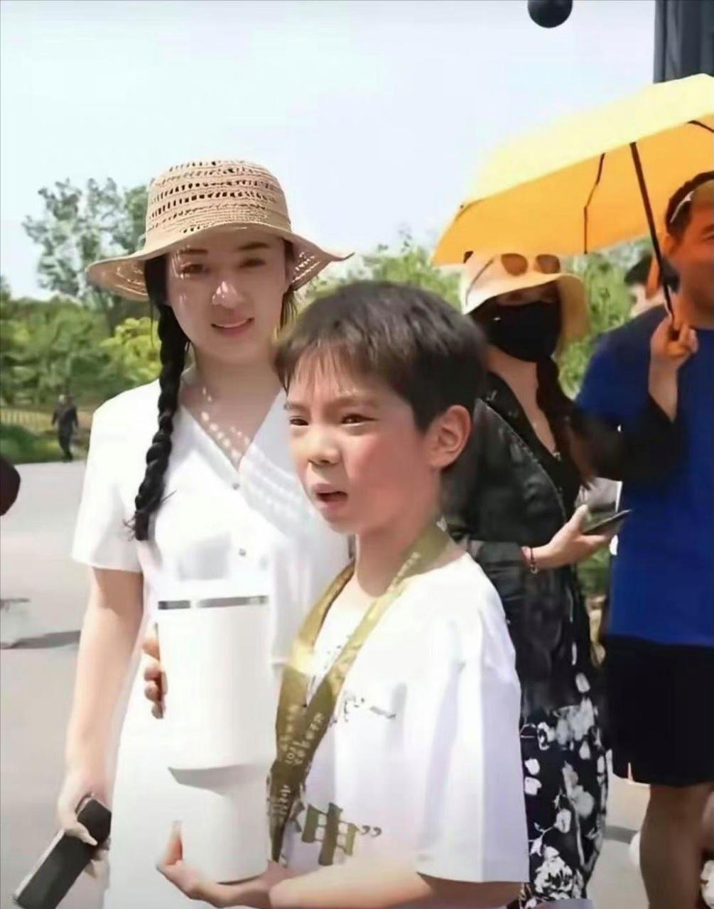 霍思燕儿子嗯哼长大了,小时候像妈妈,长大了反倒更像爸爸杜江.