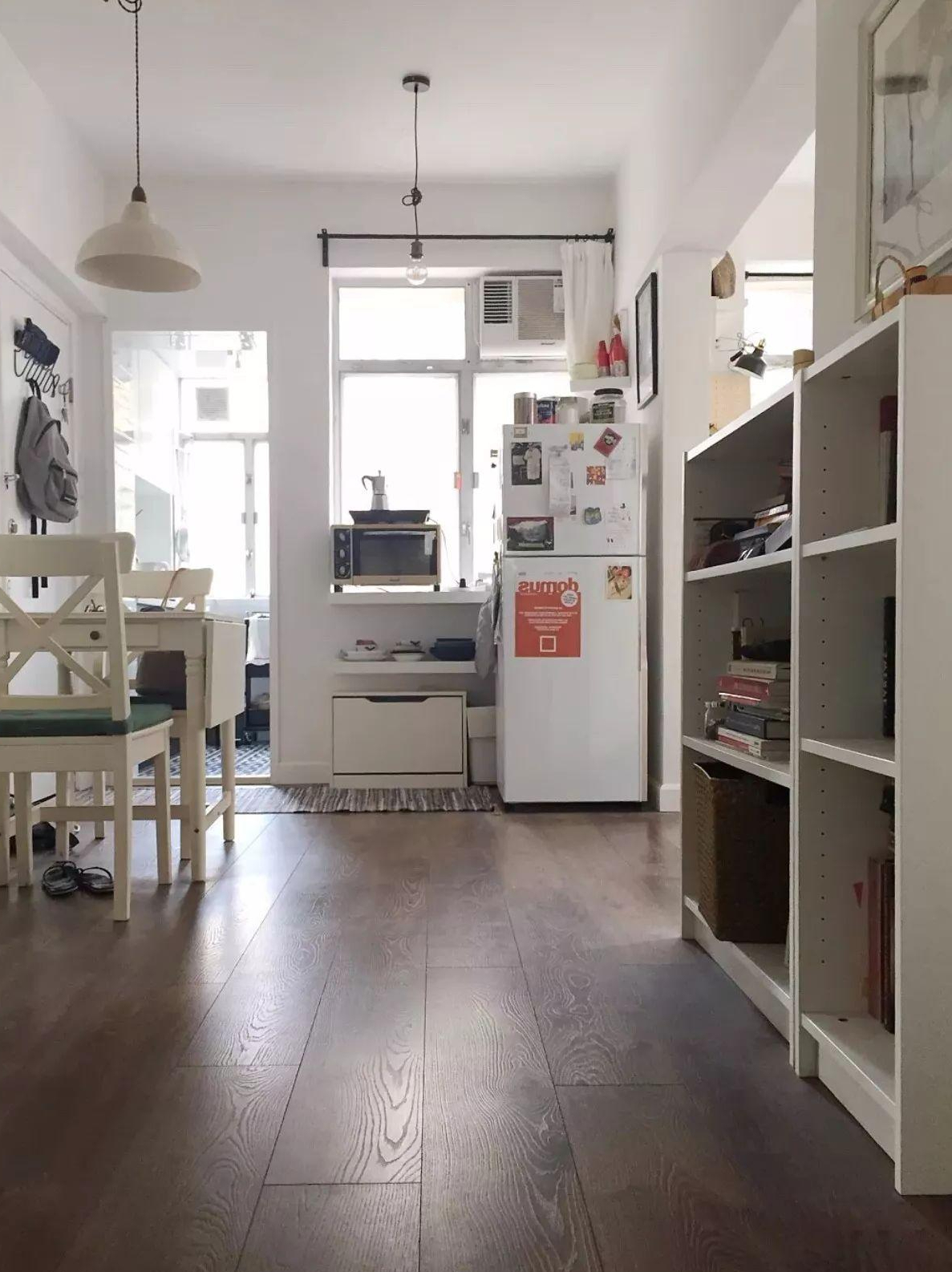 3平方米),两个并排迷你卫生间(2.6和1.9平米)