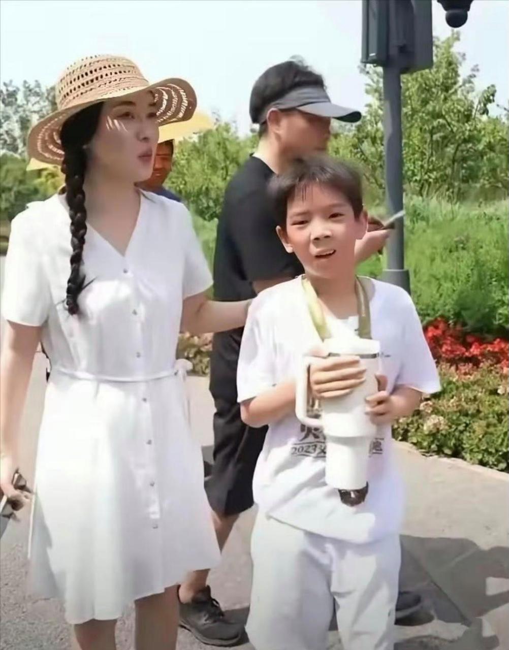 霍思燕儿子嗯哼长大了,小时候像妈妈,长大了反倒更像爸爸杜江.