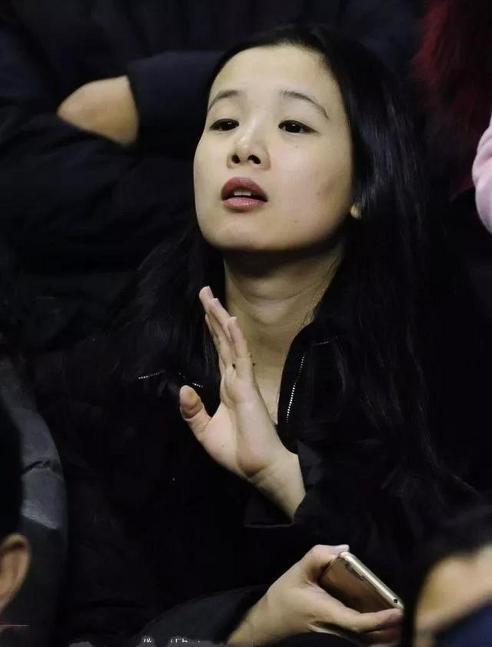 杨鸣老婆,当初是怎么让杨鸣看上的呢?应该是一时糊涂吧?