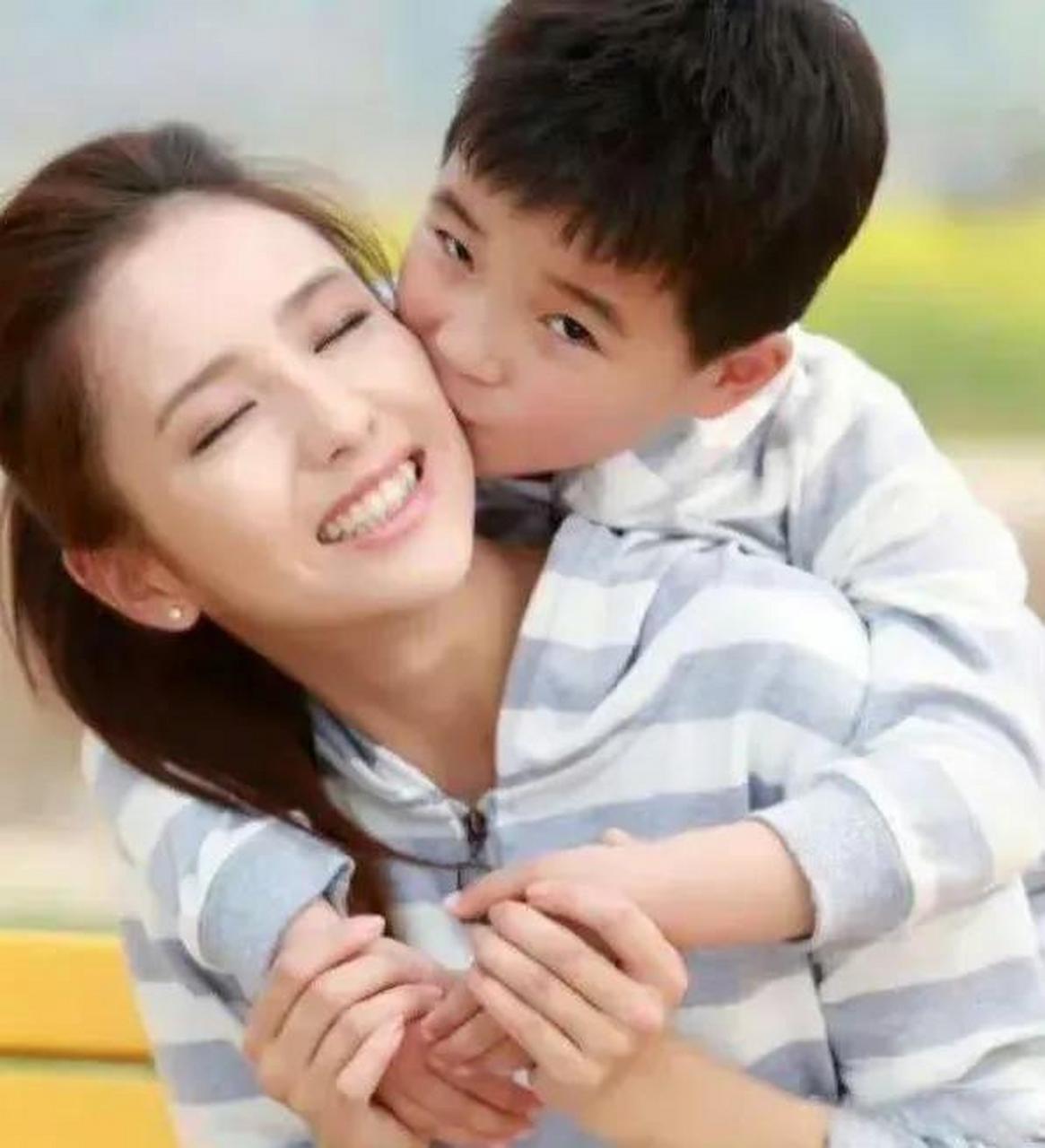 佟丽娅带儿子出游,8岁的朵朵不但长得长陈思诚体型也像,一点没遗传