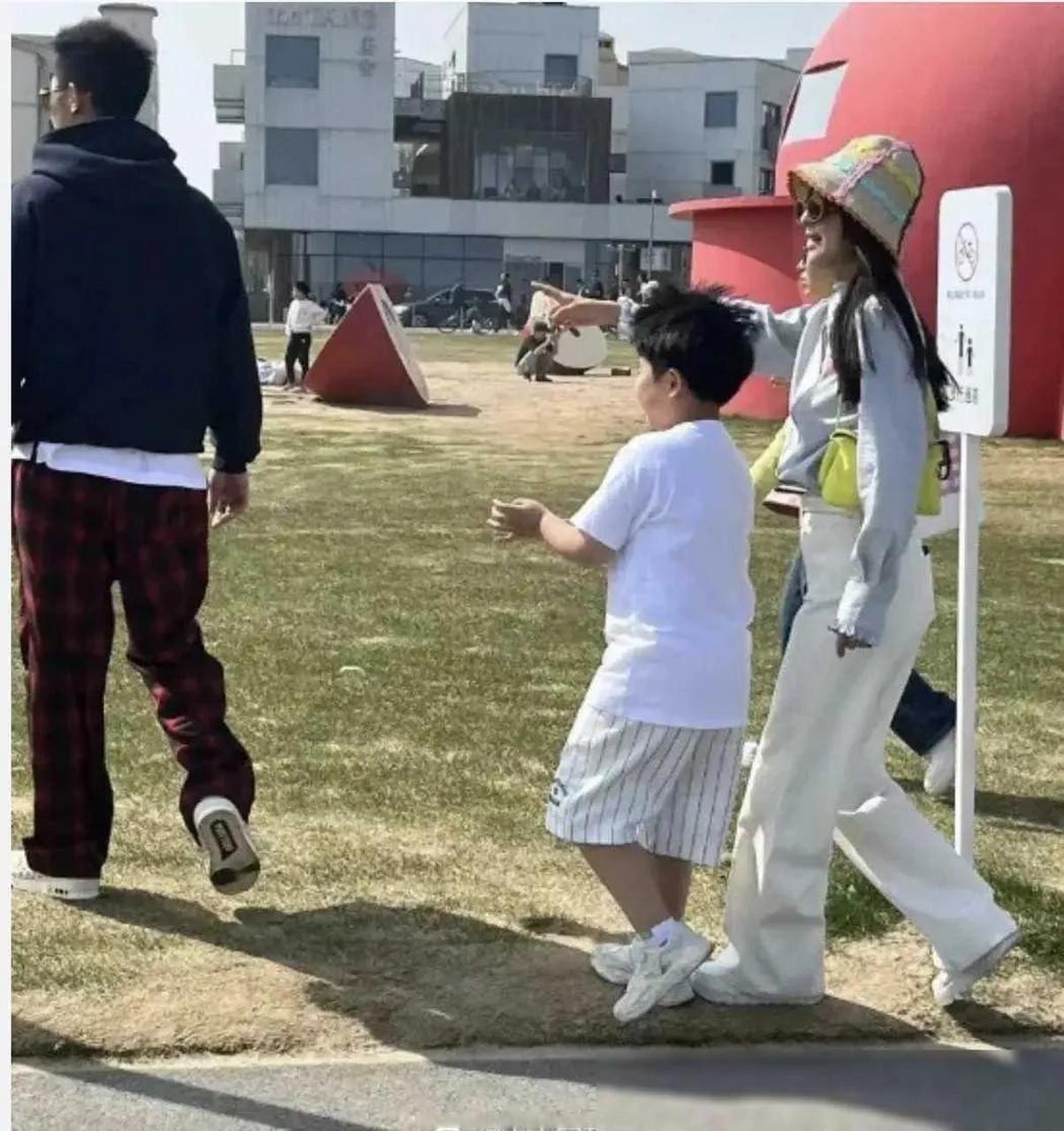 佟丽娅带儿子出游,8岁的朵朵不但长得长陈思诚体型也像,一点没遗传