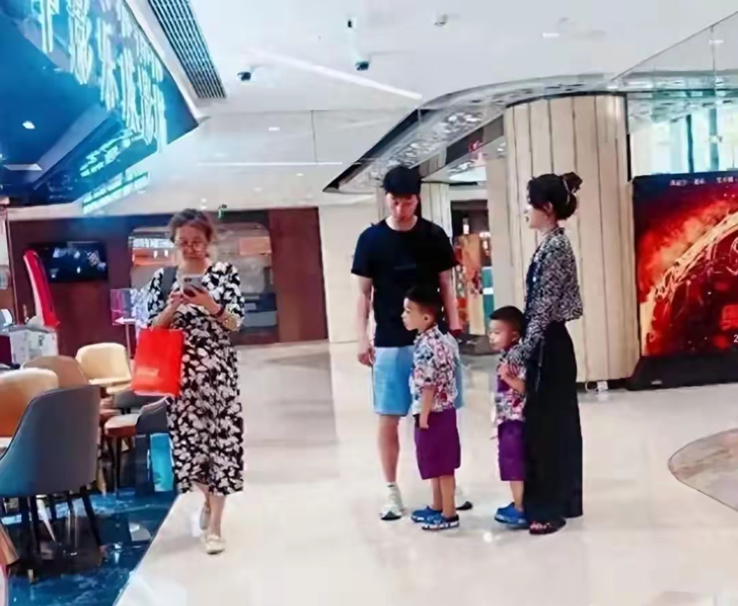 马龙的全家福,如同一幅精心绘制的画卷,缓缓展开在众人面前
