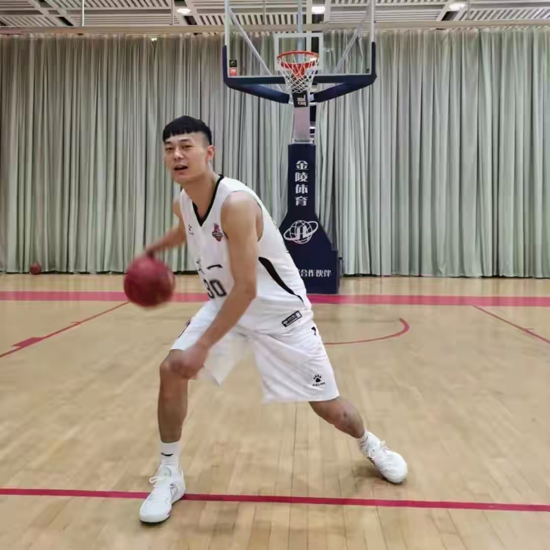 让人想起了曾经在广东男篮效力的著名网红球员汤杰,也曾高调宣布要