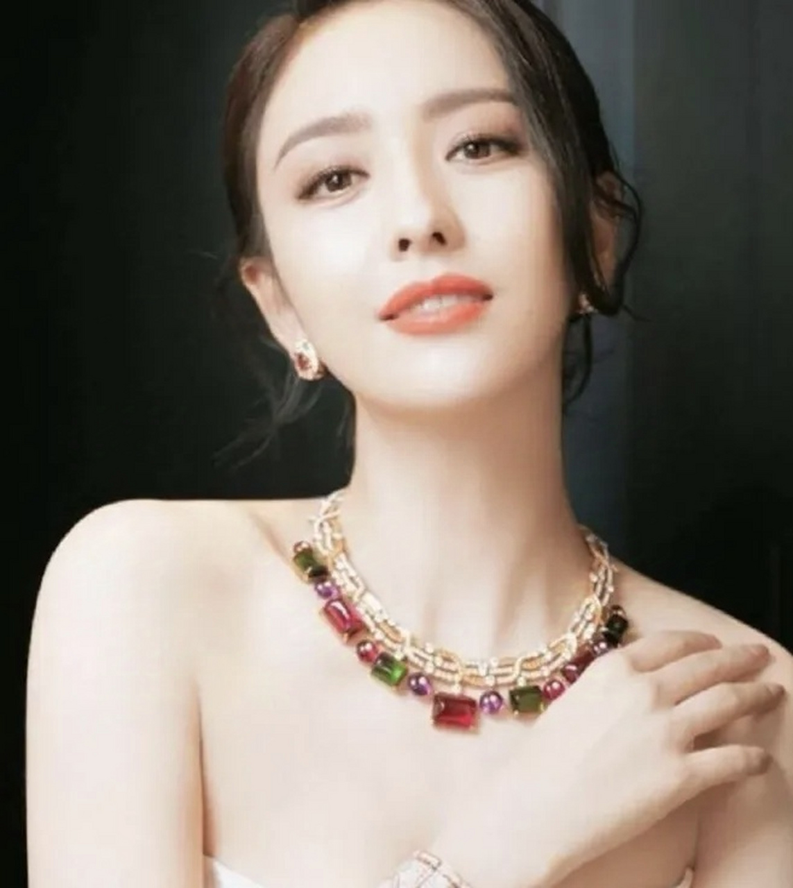 一次,佟丽娅给陈思诚icon打电话,还没等佟丽娅开口,身边的杨幂icon