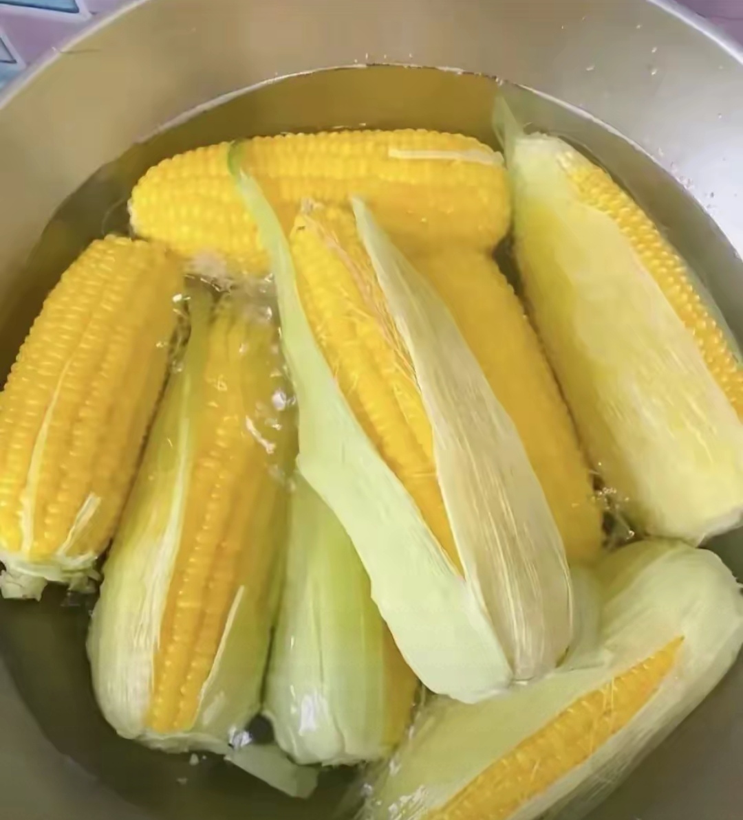我家婆婆煮玉米都不剥皮的,不懂她怎么想的