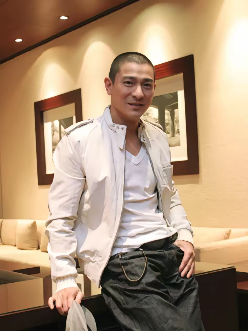 他虽然帅不过刘德华,但是光头造型比刘德华威风帅刘德华光头刘德华