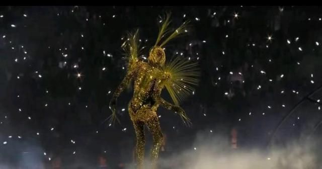 巴黎奥运会闭幕式惊现"金色大蟑螂"!网友评论太搞笑!