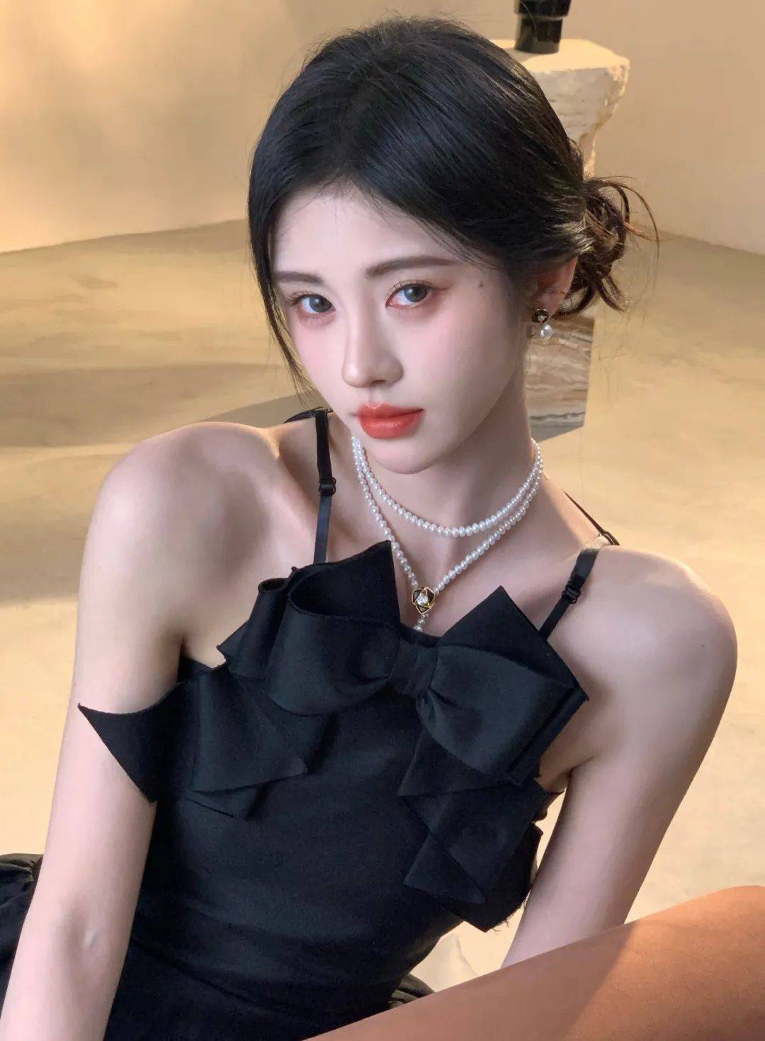 鞠婧祎事业新高峰,与白敬亭合作引期待,年末活动精彩连连