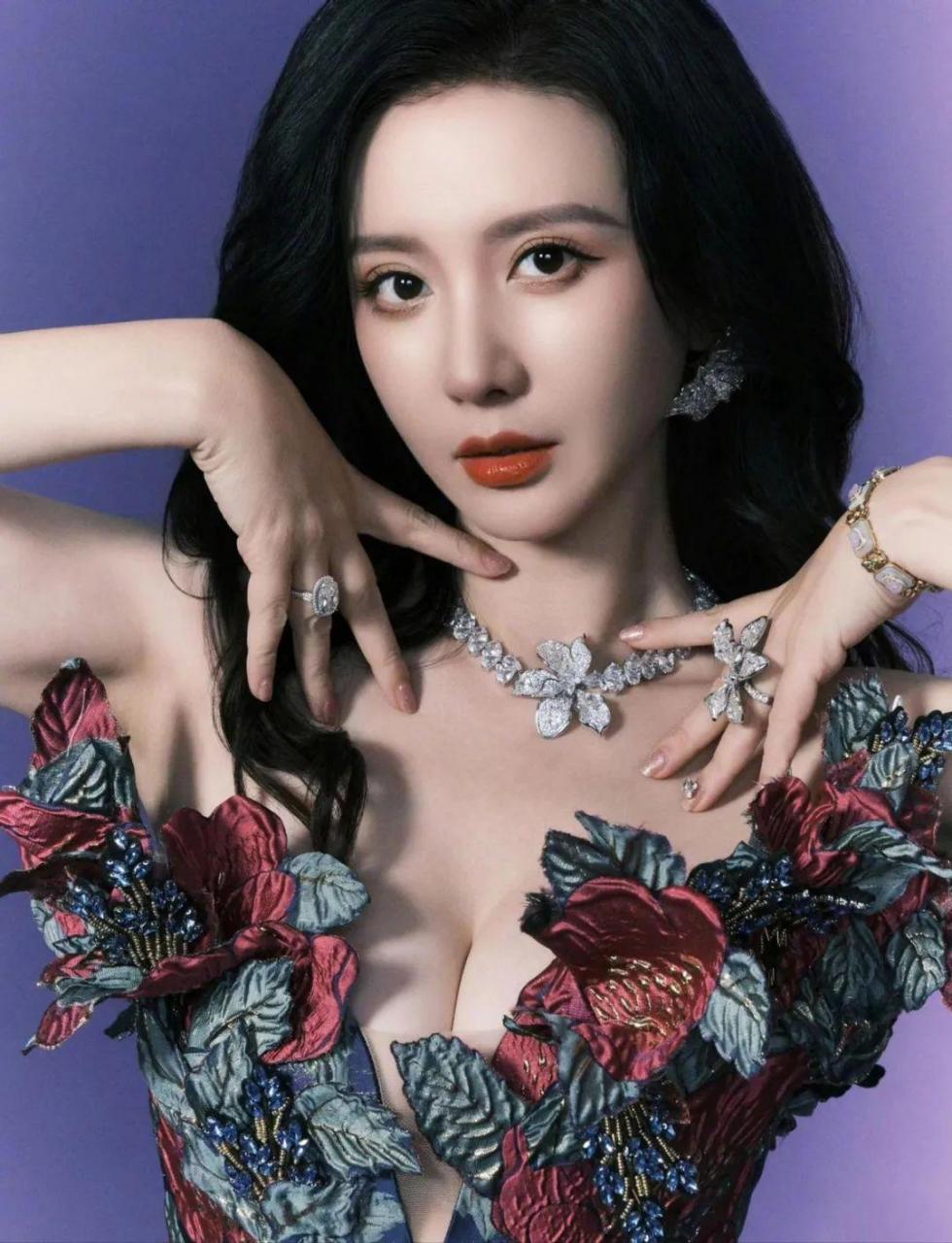 43岁张萌现状:穿晚礼服身材太火辣,我感慨资本果然会选女人