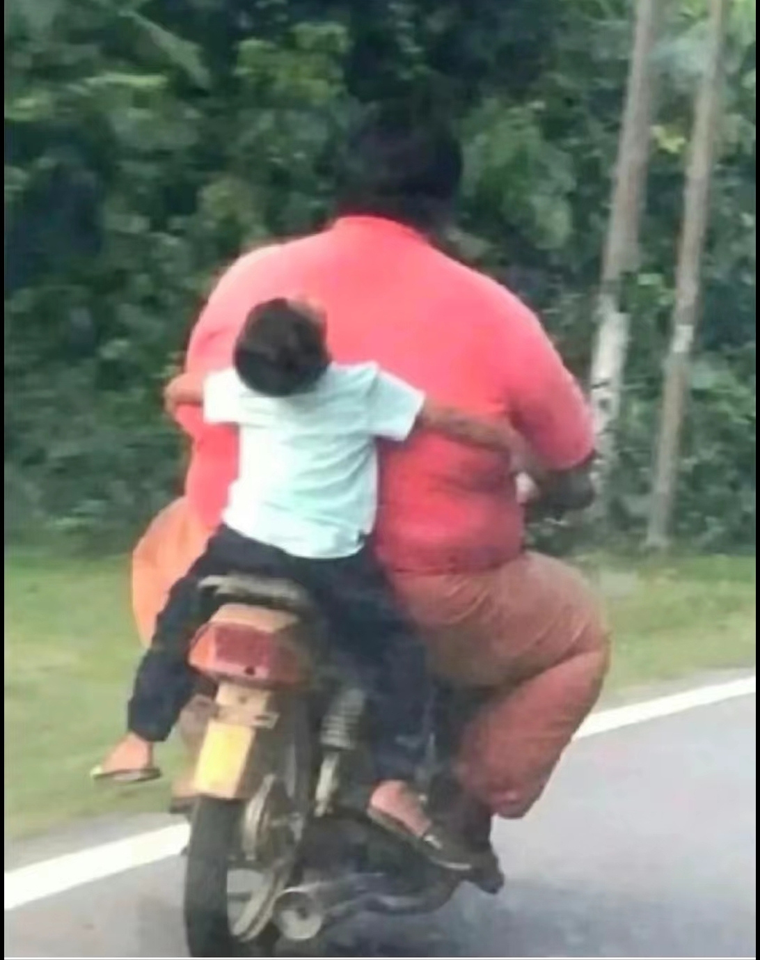 轻松一刻,30张搞笑图片,喝水勿入呛了不管