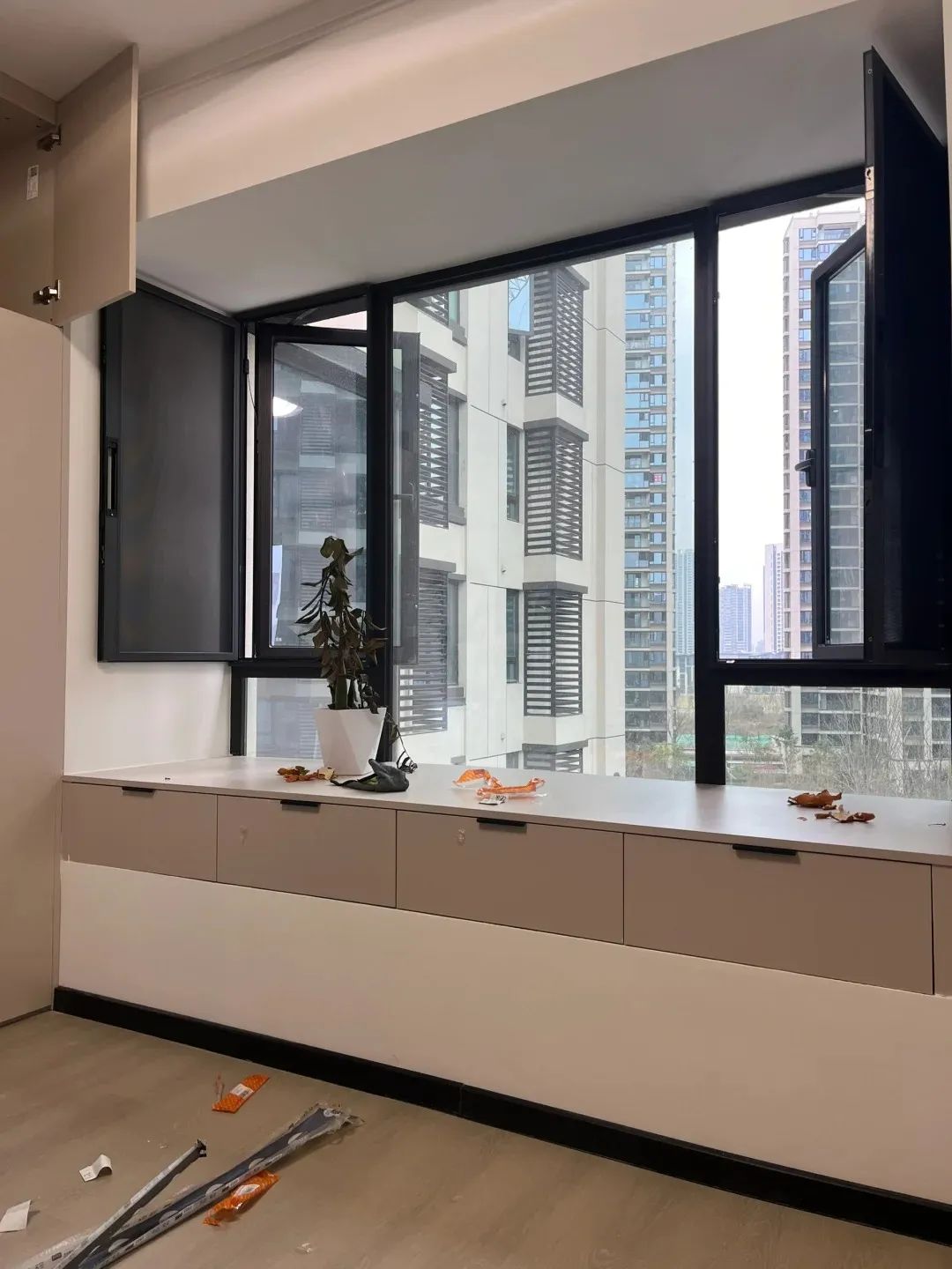 保留原有飘窗,在飘窗上面定制储物抽屉,满足收纳使用