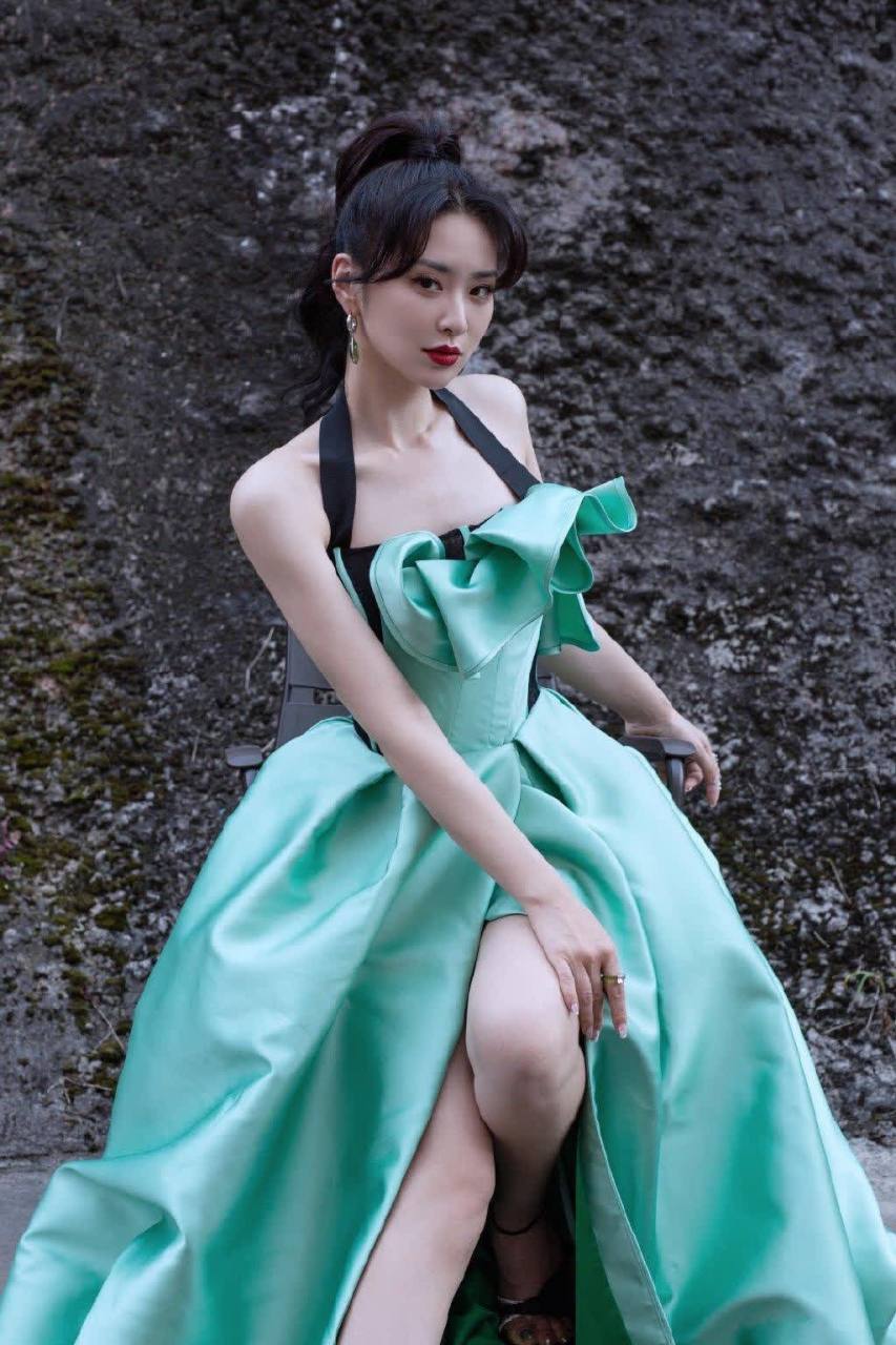 美女主持人刘烨,她的美如同春日的花朵,绽放出无限的生机与活力.