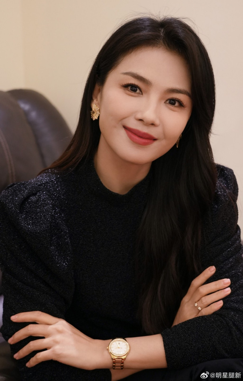 美女明星刘涛穿牛仔裙配尖头高跟太有女人味儿