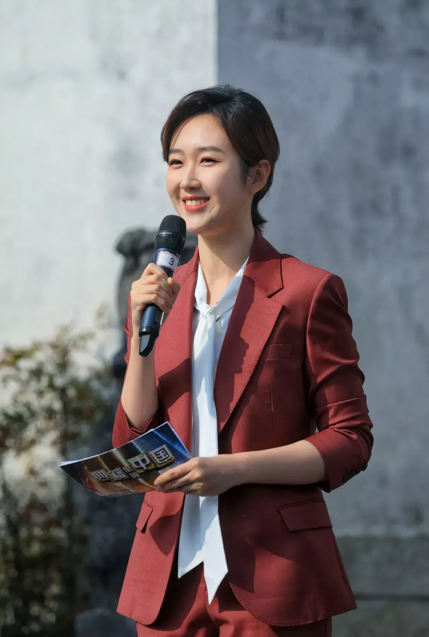 她是90后东北女孩,更是央视"新生代"女主持人中的佼佼者.