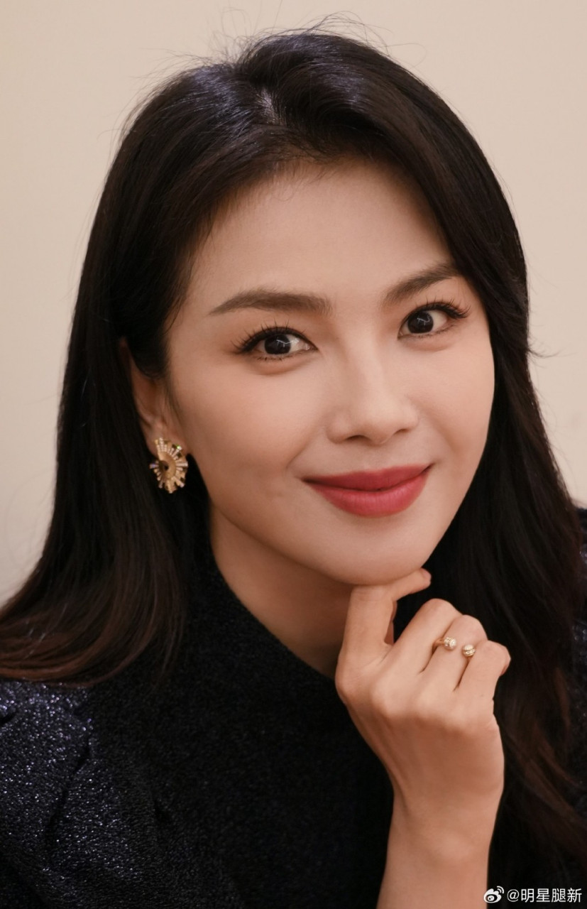 美女明星刘涛穿牛仔裙配尖头高跟太有女人味儿